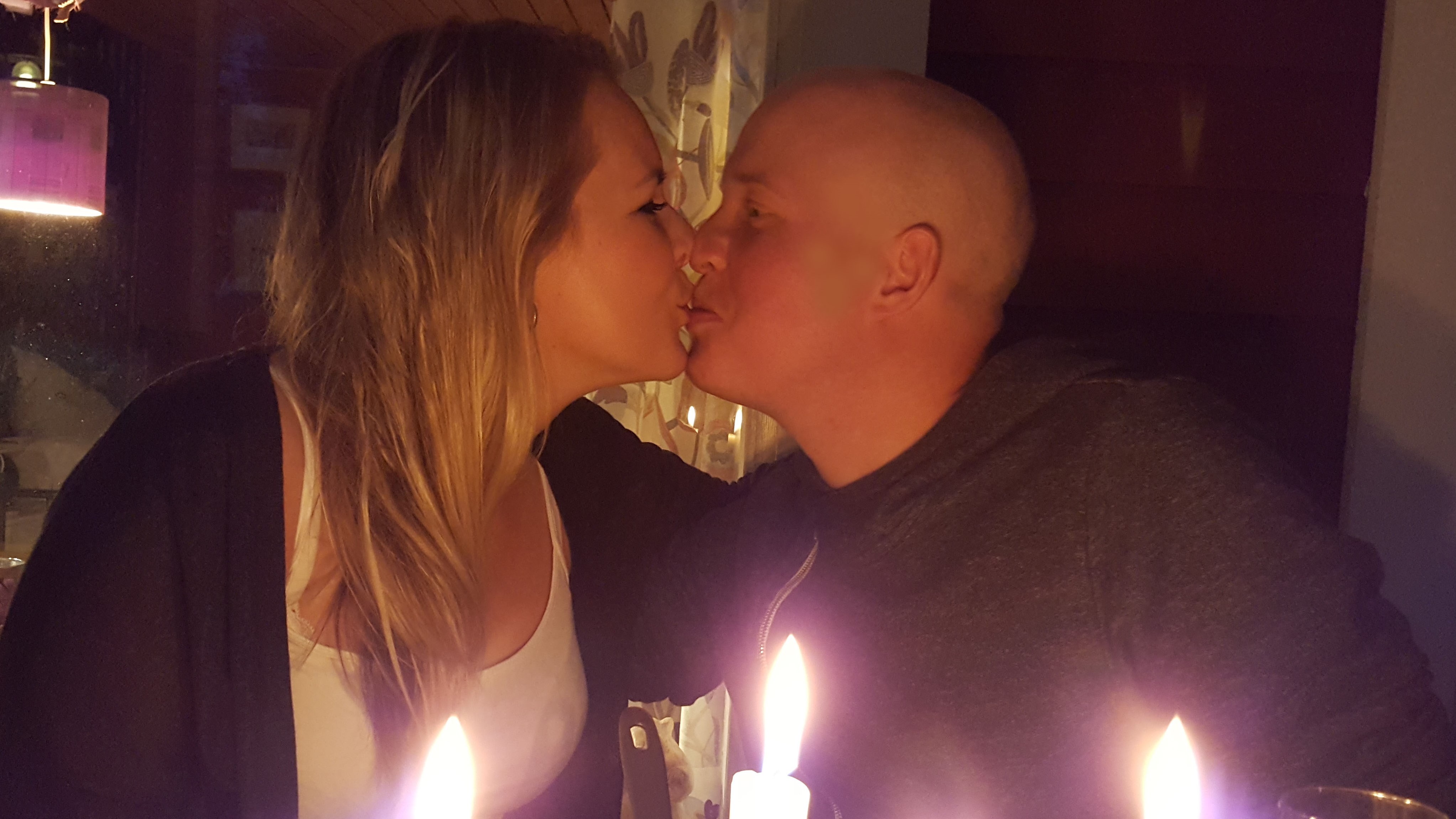 Anna och Anders pussas redigerad (3)